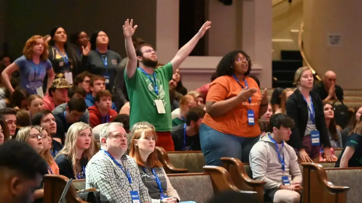 Students participating in worship at the 2023 Pursue conference