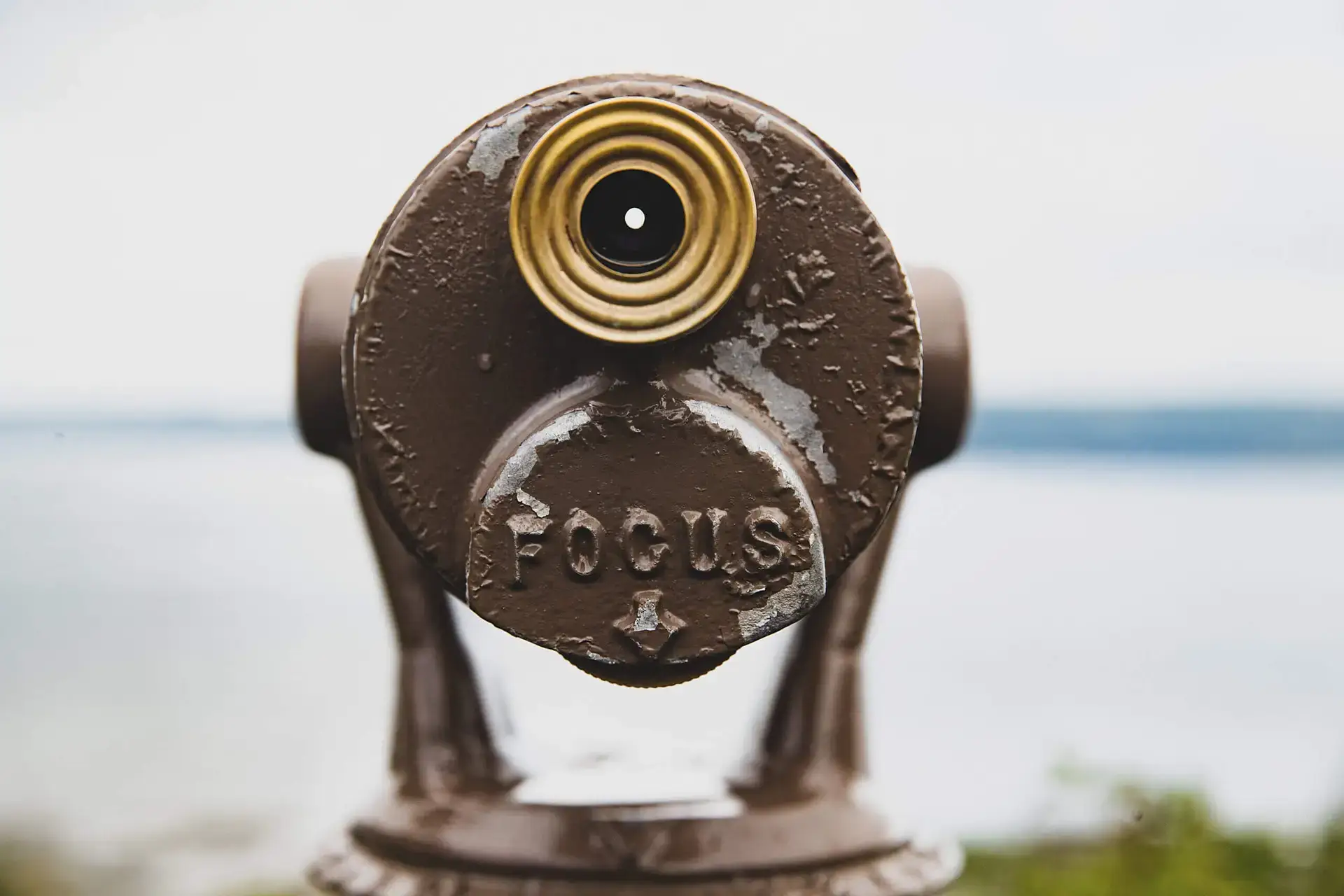 Steel focus viewer for enhanced sight at tourist attraction viewpoint